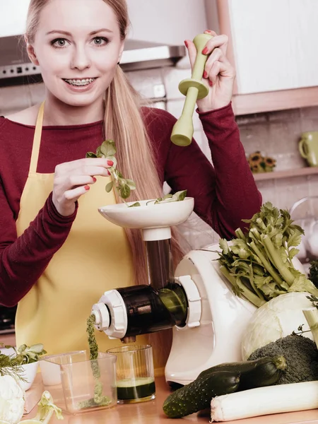 Vrouw in de keuken maken van SAP van fruit smoothie — Stockfoto