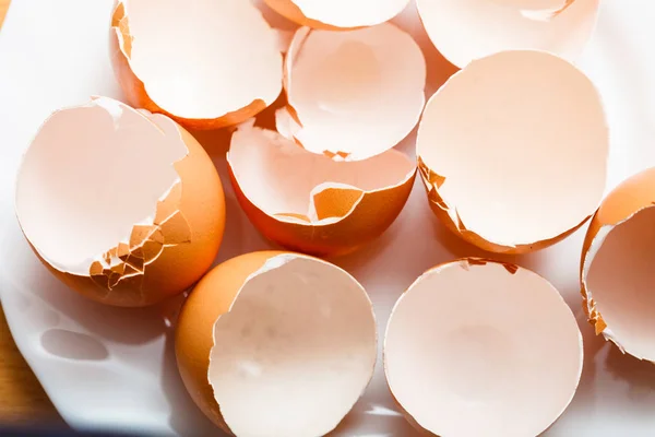 Many empty cracked eggshells — Stock Photo, Image