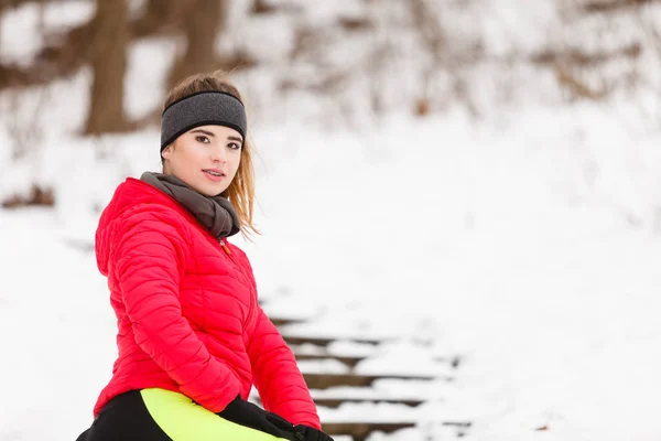 Femme portant des vêtements de sport faisant de l'exercice en hiver — Photo