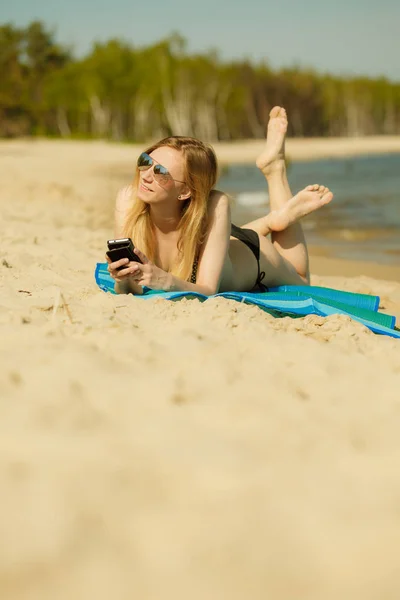 Mujer en bikini tomando el sol y relajándose en la playa — Foto de Stock