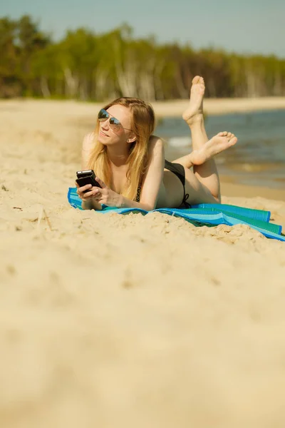 Woman in bikini sunbathing and relaxing on beach — Stock Photo, Image