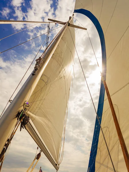 Gedetailleerde close-up van zeil op zeilboot — Stockfoto