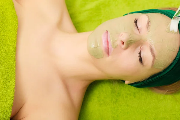 Woman having algae mud mask on face — Stock Photo, Image