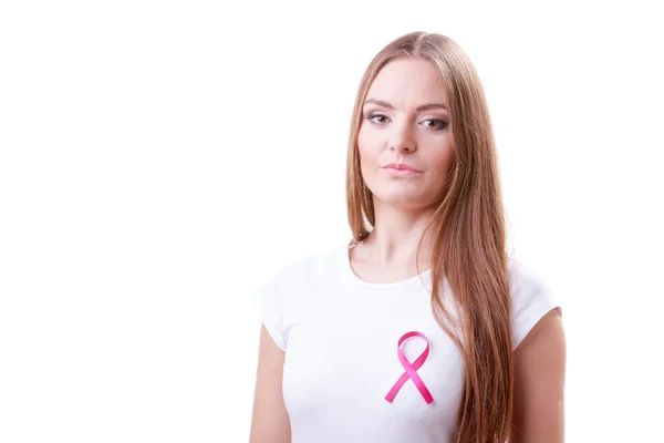 Жінка-жінка рожева ракова стрічка на грудях — стокове фото