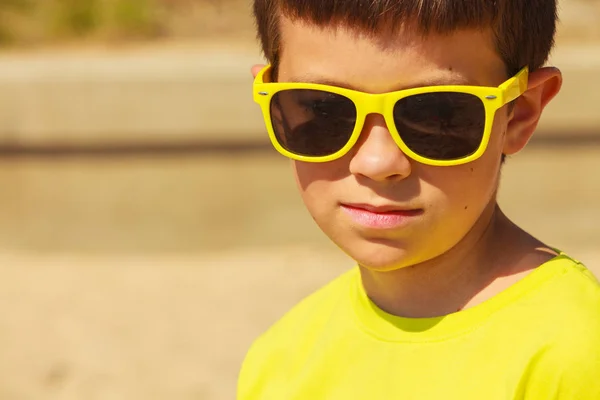 Porträtt av pojke utomhus på sommaren. — Stockfoto