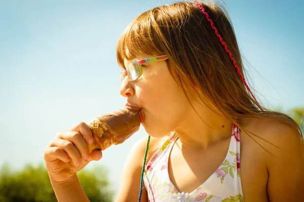 해변에서 아이스크림을 먹는 유아 소녀 — 스톡 사진