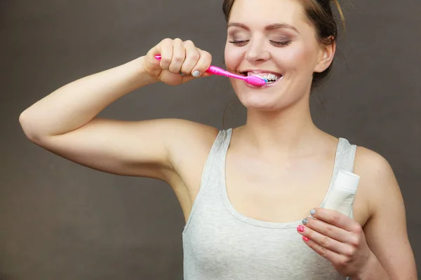 Donna spazzolatura pulizia dei denti — Foto Stock