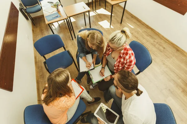 Groep mensen studenten werken samen — Stockfoto