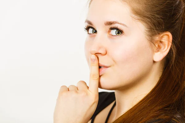 Mujer mostrando gesto de silencio con el dedo — Foto de Stock