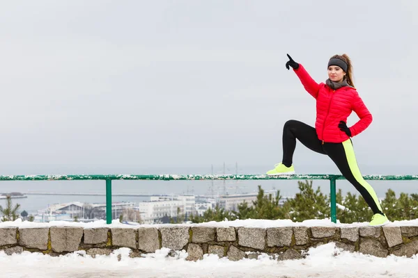 Spor giyim kış aylarında egzersiz giyen kadın — Stok fotoğraf