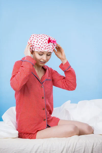 滑稽的女人，穿着睡衣和浴帽 — 图库照片