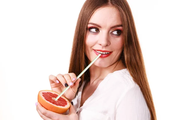 Mulher detém sumo de toranja bebendo de frutas — Fotografia de Stock