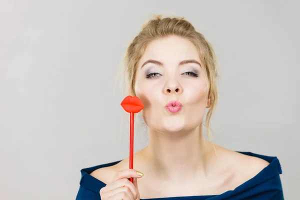 Mulher feliz segurando lábios no pau — Fotografia de Stock