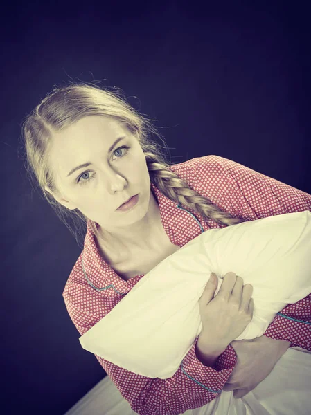 Triste menina deprimida na cama travesseiro emocionante — Fotografia de Stock