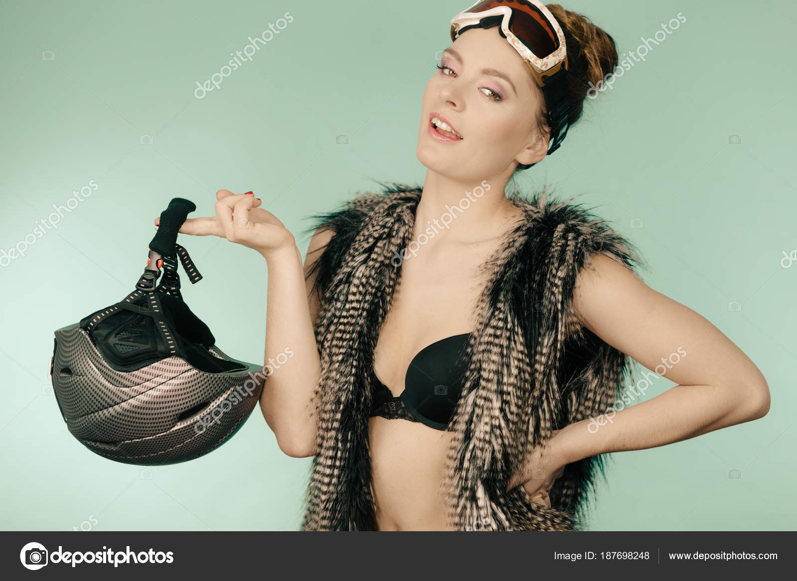 Femme Portant La Tenue De Sport Dhiver Sexy Photographie