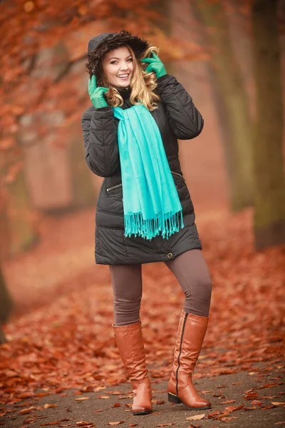 Привлекательная женщина в Осеннем парке . — стоковое фото