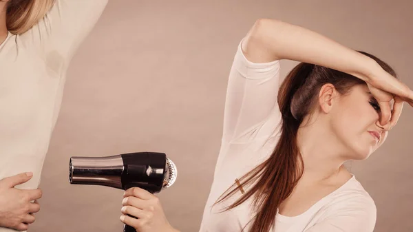 Mujer secado amigo axila con secador de pelo — Foto de Stock