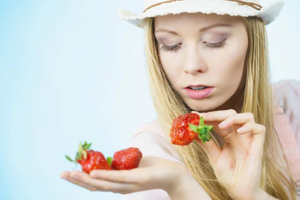 Young woman with fresh strawberries — Stock Photo, Image