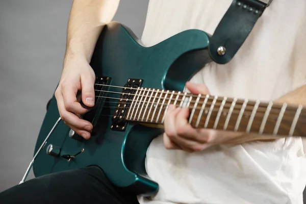 Close up de homem tocando na guitarra elétrica — Fotografia de Stock
