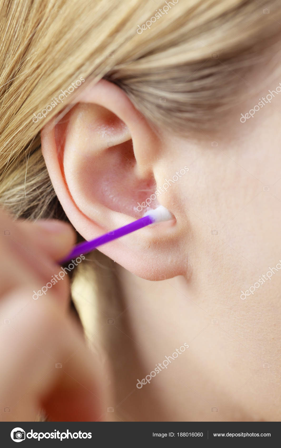 Femme Nettoyage Oreille Avec Coton Tige Gros Plan Image Libre De Droit Par Voyagerix C