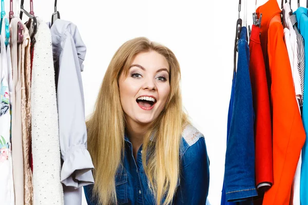 Mujer feliz ropa de compras —  Fotos de Stock