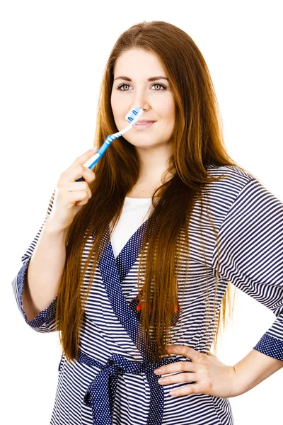 Femme tient une brosse à dents avec de la pâte . — Photo