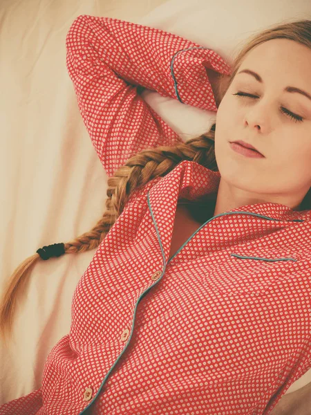 Женщина спит в кровати на спине — стоковое фото