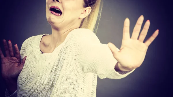 Mujer asustada gesto stop gesto con las manos —  Fotos de Stock