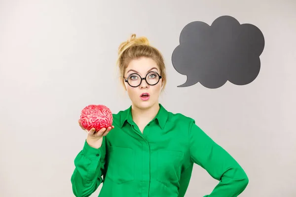 Üzleti nő intenzív gondolkodó agy gazdaság — Stock Fotó