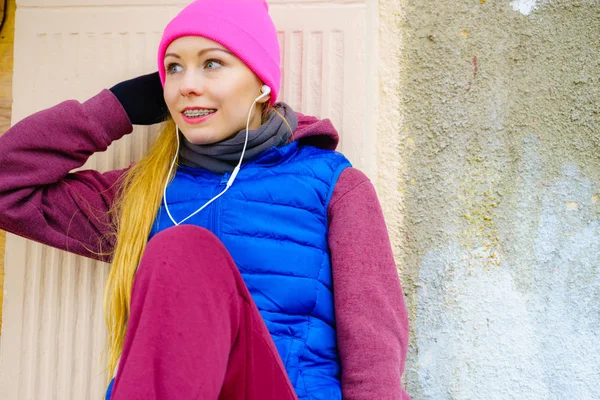 Mujer usando ropa deportiva cálida relajante después de hacer ejercicio — Foto de Stock