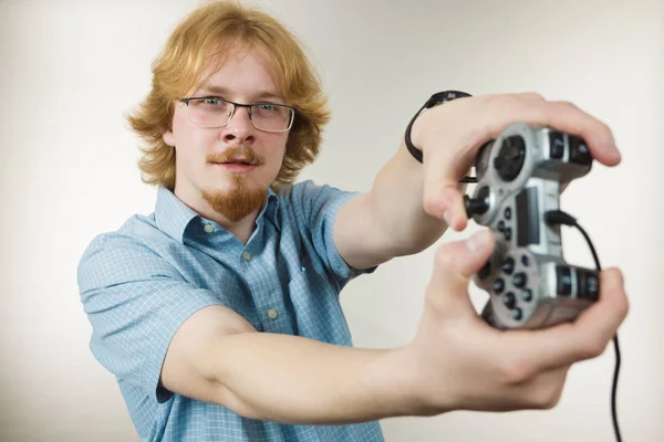 Gamer mannen håller gaming pad — Stockfoto