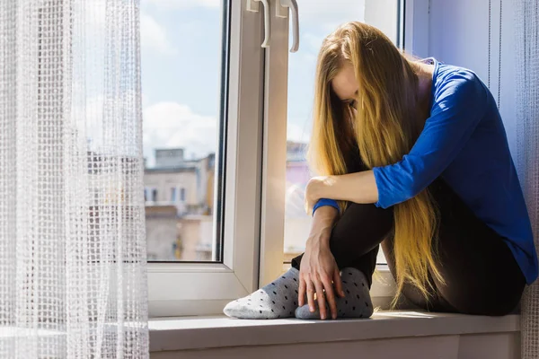 Pencere pervazına üzerinde oturan üzgün depresif genç kız — Stok fotoğraf