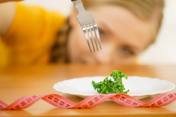 Triste jovem mulher estar em dieta — Fotografia de Stock