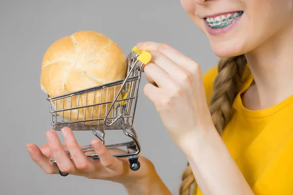 Femme tenant un panier avec du pain — Photo