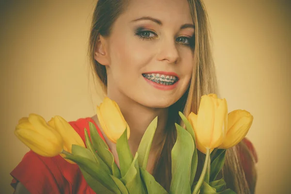 Mulher bonita com tulipas amarelas bando — Fotografia de Stock