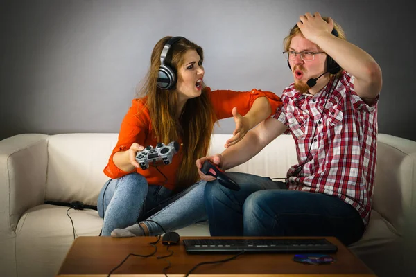 Spielendes Paar beim Spielen — Stockfoto