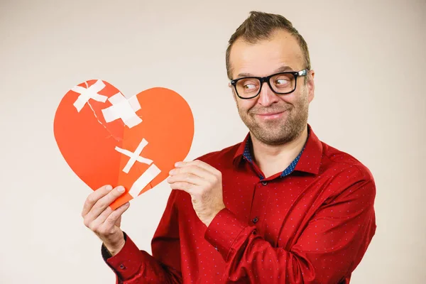 Lächelnder Mann mit geheiltem Herzen. — Stockfoto