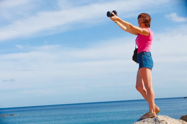 Mujer adulta tomando fotos — Foto de Stock