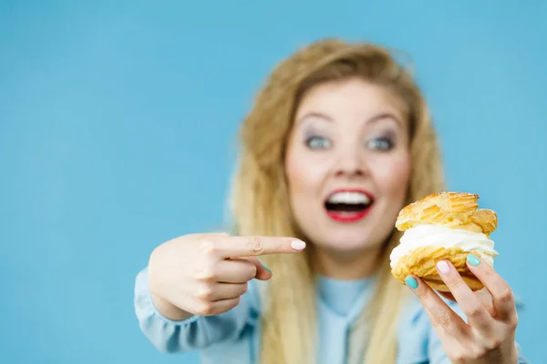 Funny woman holds cream puff cake — Stock Photo, Image