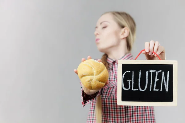 Mulher segurando placa com sinal de glúten e pão de pão — Fotografia de Stock