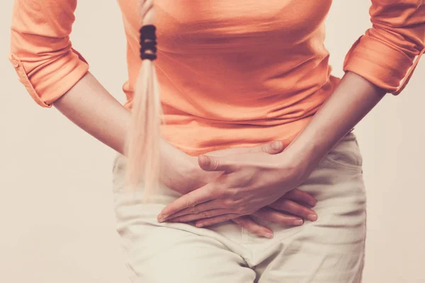 Frau mit Händen, die ihren Schritt halten — Stockfoto