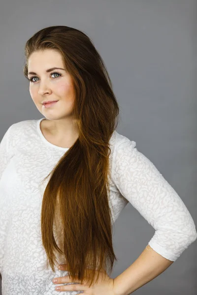 Mujer positiva feliz con el pelo castaño largo — Foto de Stock