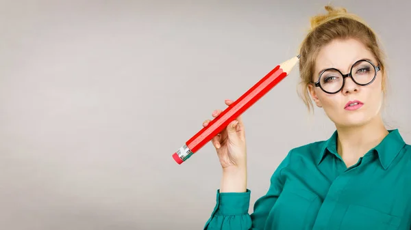 Frau verwirrt, großer Bleistift in der Hand — Stockfoto