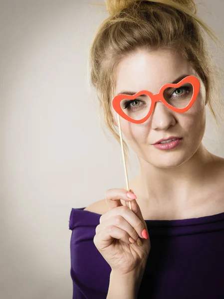 Mujer sosteniendo accesorios de anteojos en palo — Foto de Stock