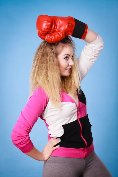 Süßes Mädchen in roten Handschuhen beim Sportboxen — Stockfoto