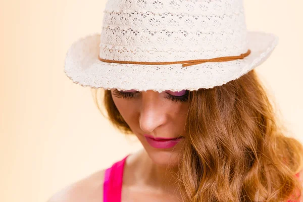 Cappello donna in paglia estivo sulla testa — Foto Stock