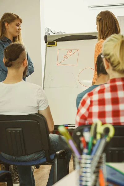 Profesora Enseñando Matemáticas a Estudiantes Universitarios — Foto de Stock