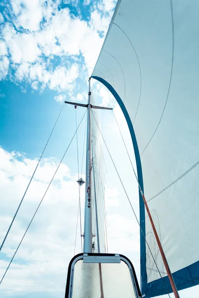 Detaillierte Nahaufnahme des Segels auf einem Segelboot — Stockfoto