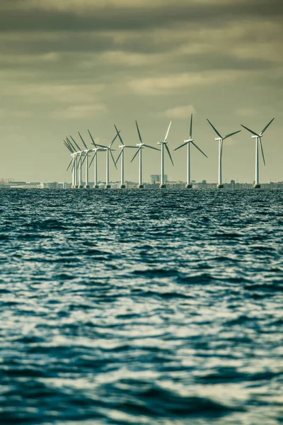 Turbiner vindkraftspark i Östersjön, Danmark — Stockfoto