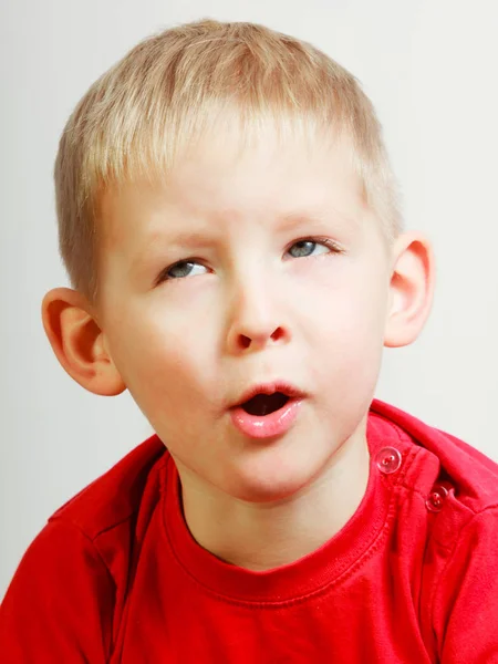 幸せな子供男の子愚かな面白い顔を作る — ストック写真